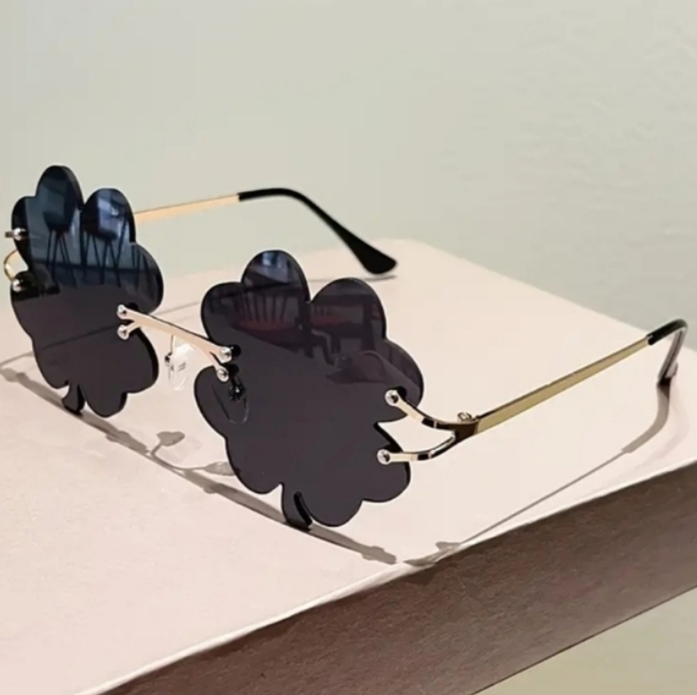 Unisex Clover Black Sunglasses
